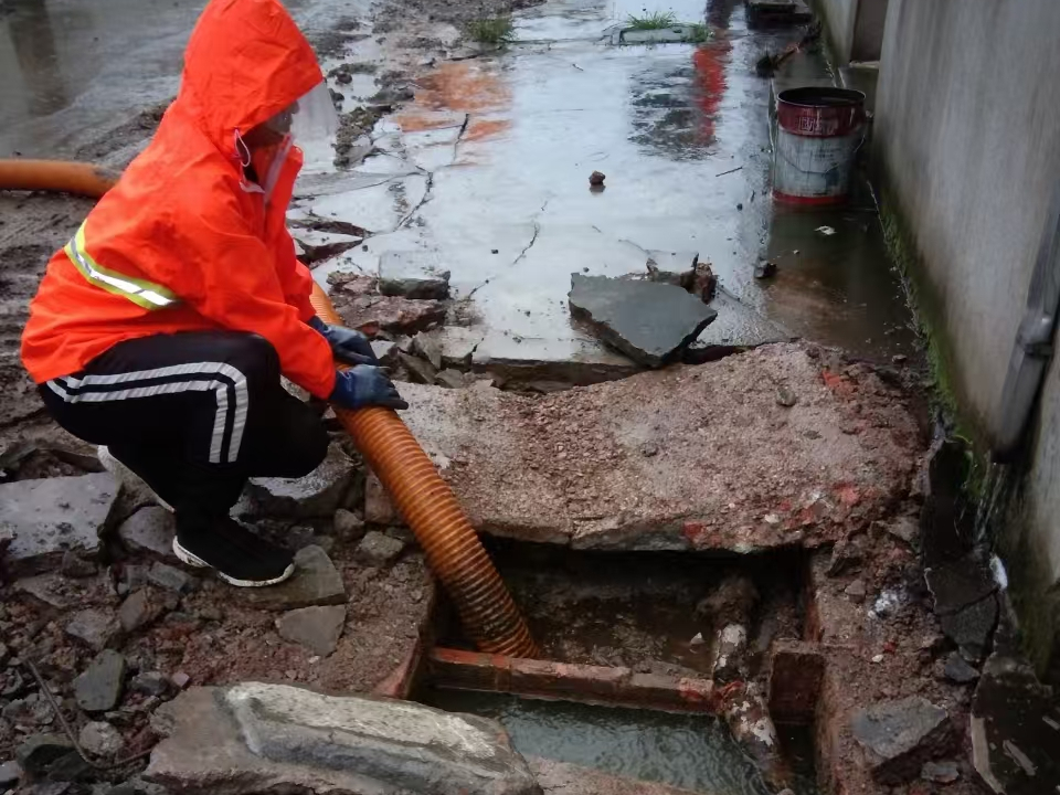 南山专业清理污水池 炜誉市政以规范流程守护城市 “肠道”