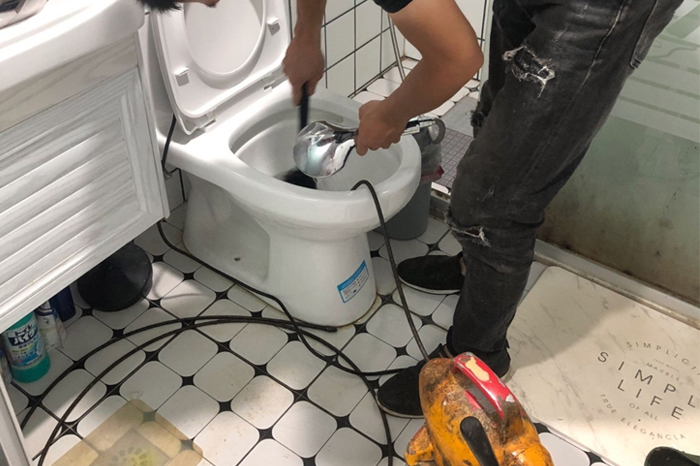南山马桶堵塞自己疏通还是找师傅?专业上门服务让你省时更省心